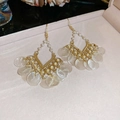 Detalle de pendientes vintage de oro con conchas en abanico y perlas en un joyero - Gancho de Oreja-Blanco
