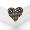 Dettaglio della spilla a cuore dorata con goccia di cristallo blu scuro e strass neri - Nappina a Cuore Strass Blu Scuro / Blu
