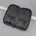 Innenansicht der schwarzen PU-Leder Make-up-Pinseltasche mit Gummizügen und Reißverschluss - Lange Tasche mit Reißverschluss / Schwarz