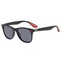 Gafas de sol cuadradas clásicas para hombre con montura negra y detalles en rojo deportivo - Montura Negra Detalle Rojo Lente Gris