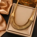 Collana girocollo a molla placcata oro 18K su elegante sfondo in seta - Stile Arco Sfumato (E-51) / Oro
