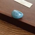 Dettaglio anello in resina azzurra con trama marmorizzata su legno scuro - Motivo a Nuvola Blu Chiaro / Blu