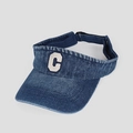 Detailansicht des gestickten weißen Buchstaben C auf dem dunkelblauen Denim-Visier - Dunkelblau
