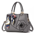 Bolso gris oscuro con rosa en 3D, herrajes dorados y pañuelo de seda decorativo - gris oscuro
