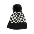 Nahaufnahme der schwarz-weißen Schachbrett-Strickmütze mit Kunstfell-Pompon auf weißem Grund - M (56-58cm) / Schwarz