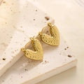 Gros plan de boucles d'oreilles cœur en or 18k avec texture martelée sur pierre - EH007/Cœur Martelé Vintage