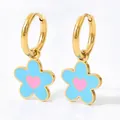 Orecchini a cerchio dorati con fiori in smalto blu e cuori rosa per donne e ragazze - Fiore Blu Cuore Rosa (KDE693)