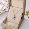 Collana proiezione luna in argento con zirconi bianchi in una scatola regalo beige - Argento
