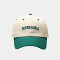 Detalle del bordado verde Nebraska en una gorra bicolor de color beige y verde - Ajustable / Verde