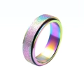 Detailaufnahme eines regenbogenfarbenen Edelstahl-Spinner-Rings mit feiner Glitzer-Optik - Größe 5 / 6mm / bunt