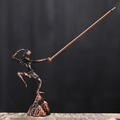 Räucherstäbchenhalter Bronze-Design mit Sun Wukong Affenkönig-Skulptur für Teestuben - Monkey King Tritt Berg Rotes Kupfer