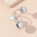 Anillo ajustable multicapa con cuentas plateadas y perla blanca en base minimalista - Abierto Ajustable / Plateado