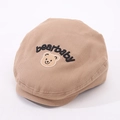Detailopname van het bearbaby-borduurwerk op een beige katoenen babybaret voor peuters - Kinderen 2-6 Jaar / Khaki