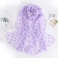 Dettaglio macro dello scialle in chiffon viola a pois con texture morbida e leggera - Viola Chiaro