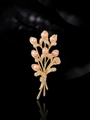 Detailansicht der Ähren-Brosche mit rosa Süßwasserperlen und glitzernden Zirkonia-Steinen - Weizenähre Perle Strauß / Gold