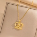 Collar de corazón dorado con circonitas brillantes sobre fondo de cojín beige - Forma de Corazón Pretzel / Dorado (424)