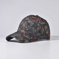Détail d'une casquette noire avec imprimés tour Eiffel vintage et motifs colorés - Tour Eiffel Noire