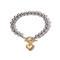 Pulsera de cuentas plateadas con colgante de corazón dorado y cierre en T sobre blanco - Estilo de Colgante de Corazón Dorado con Cuenta de Plata (31941)