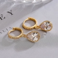 Elegantes pendientes chapados en oro con circonitas en forma de gota y diseño de aro micro - Dorado