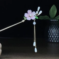 Haarnadel mit rosa Harzblume, goldenen Quasten und Blattdetails für Hanfu-Frisuren - Rosa Blume Grünes Blatt Künstliche Perle Quaste (0981)