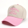 Dettaglio del ricamo Tanned and Tipsy su un cappellino da baseball beige e rosa - Regolabile / Beige/Rosa