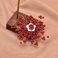 Pendente floreale fatto a mano con perle rosse, petali bianchi e fili dorati - Spilla di Corallo Pentagono
