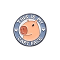Detail eines rosa Wasserschwein-Emaille-Pins mit dem Text 'THIS IS MY CAPY FACE' - Capybara Design (QHXZ282)