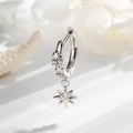 Einzelner silberner Huggie-Ohrring mit einem achtzackigen Stern und Edelsteinen - Stern Creolen (Einzelstück) / Silber