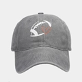 Detalle de gorra gris mostrando el bordado de balón de rugby y corazón rosa en algodón - Ajustable / Gris