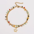 Detail eines böhmischen Doppel-Fußkettchens mit bunten Perlen und goldenem Stern - Armband