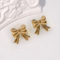 Pendientes de lazo dorado minimalistas de acero inoxidable sobre un fondo blanco - Dorado