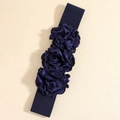 Primer plano de cinturón elástico azul marino con tres elegantes rosas de tela - Azul marino