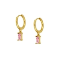 Makro-Detail des goldenen Ohrrings mit pinkem Zirkonia und S925-Silber-Stempelprägung - Rechteckiger Rosa Stein Hängeohrringe