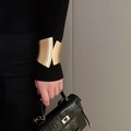 Nahaufnahme eines goldenen breiten Metallarmbands mit gebürstetem Finish auf schwarzem Ärmel - Gebürstet-Groß / Gold