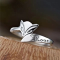 Anello volpe argento regolabile con incisione Love su sfondo di legno rustico - Anello volpe n. 2 Amore