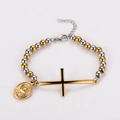 Dettaglio del bracciale a sfere in acciaio con croce dorata e medaglia di San Giuda - Oro e Argento