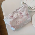 Dettaglio del tessuto jacquard floreale con etichetta Simple Wish sulla pochette - Viola Chiaro