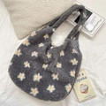 Détail du cabas en peluche grise avec marguerites brodées et doublure à carreaux - Gris Tournesol