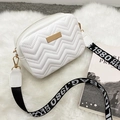 Witte gewatteerde cameratas met trendy brede geweven schouderband en gouden details - Wit