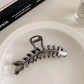Pinza para el pelo minimalista en metal gris oscuro con diseño elegante de espina de pez - Estilo Espina de Pescado / Color gunmetal