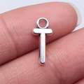 Silberner Buchstaben T Anhänger aus Legierung für DIY Schmuck zwischen Fingern - Buchstabe T / Silber