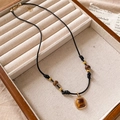 Collana con ciondolo occhio di tigre, base in metallo dorato e cordino nero fine - Collana con perline e ciondolo in occhio di tigre quadrato - circonferenza circa 44 cm