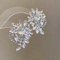 Détail des boucles d'oreilles fleur en argent avec cristaux rayonnants et strass brillants - Argent (Tige en argent)