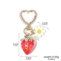 Porte-clés cœur doré avec breloque fraise rouge translucide et marguerite blanche - K00869-02 Fraise Rouge Brillante avec Marguerite