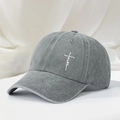 Dettaglio del ricamo croce faith su un berretto di cotone grigio scuro lavato - Grigio
