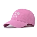 Dettaglio del cappellino da baseball rosa in cotone con ricamo Paris bianco - Taglia Unica(Regolabile) / Rosa Lavato