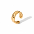 Gros plan sur bague large plaquée or 18 carats avec bords perlés et fini poli miroir - Ouvert Réglable / Bordure Milgrain Miroir (TR4089)