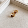 Primer plano de pendientes de ojo de tigre bañados en oro 18k en caja de terciopelo - Clip de oreja - Dorado - Café (Bañado en Oro de 18K)