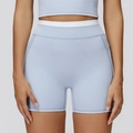 Short de yoga bleu clair à taille haute avec ceinture blanche contrastante - Bleu Brume