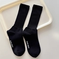 Calcetines minimalistas de algodón acanalado negro en una elegante bandeja blanca - Talla única / Negro
